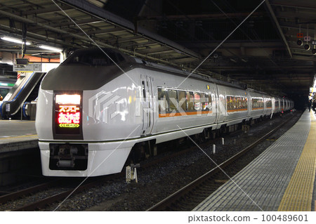 Takasaki Line Limited Express Swallow Akagi at night: Series 651 11-car train Takasaki Line Limited Express Swallow Akagi at night: Series 651 11-car train 100489601
