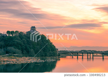 Inuyama Castle dyed in the setting sun Inuyama Castle dyed in the setting sun 100490213