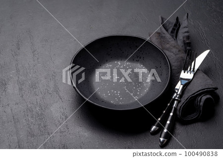 Empty plate with fork and knife 100490838