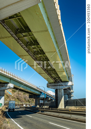 Tomei Expressway and Mt. Fuji seen from Route 1 in Yui-cho, Shizuoka City, Shizuoka Prefecture 100493360