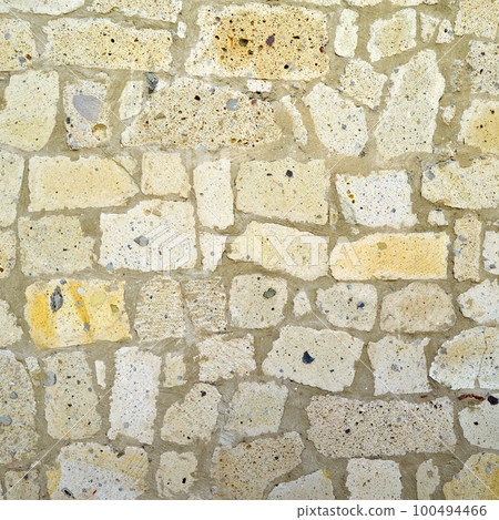 Sturdy yellow and beige cut stone wall, seamless lined up Sturdy yellow and beige cut stone wall, seamless lined up 100494466