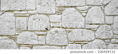 Sturdy white and beige cut stone wall, seamless lined up Sturdy white and beige cut stone wall, seamless lined up 100494510