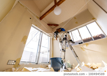 Renovation of the children's room Paste the wallpaper 100494589