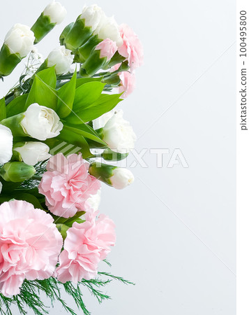 Close up photo of a bouquet of pink and white 100495800