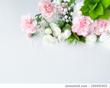 Close up photo of a bouquet of pink and white 100495803