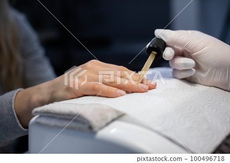 Close-up of a woman's hands while performing a cosmetic service 100496718