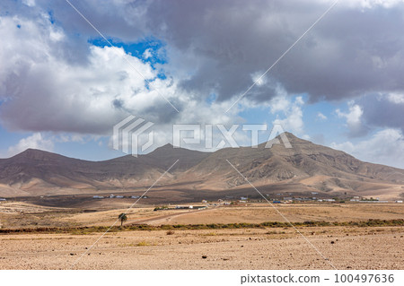 Plateau in the middle of the island of Fuerteventura Plateau in the middle of the island of Fuerteventura 100497636