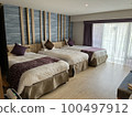 在旅館的床上 100497912