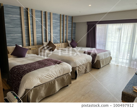 在旅館的床上 在旅館的床上 100497912