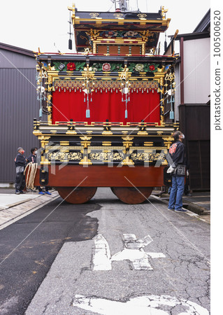 220415 rainy alpine festival z048 100500620