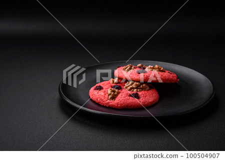Delicious fresh crunchy pink oatmeal cookies with raspberry flavor Delicious fresh crunchy pink oatmeal cookies with raspberry flavor 100504907