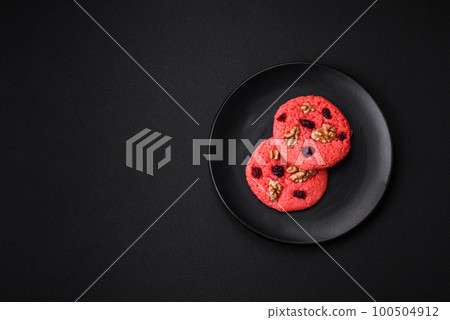 Delicious fresh crunchy pink oatmeal cookies with raspberry flavor 100504912