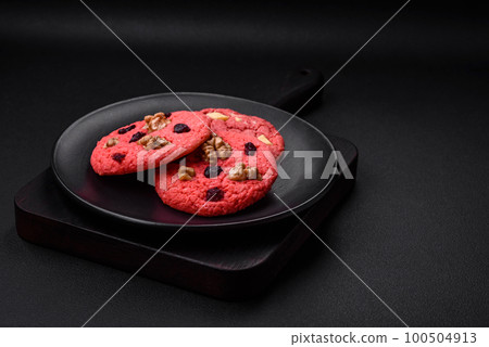 Delicious fresh crunchy pink oatmeal cookies with raspberry flavor Delicious fresh crunchy pink oatmeal cookies with raspberry flavor 100504913