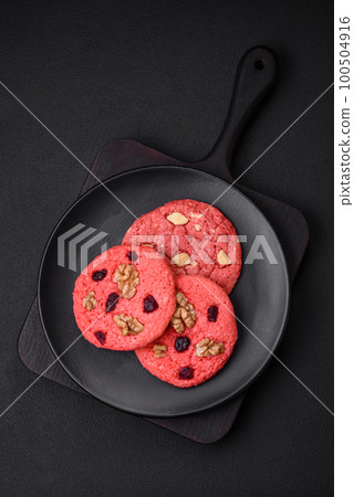 Delicious fresh crunchy pink oatmeal cookies with raspberry flavor Delicious fresh crunchy pink oatmeal cookies with raspberry flavor 100504916