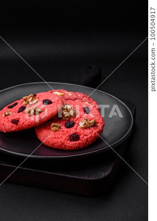 Delicious fresh crunchy pink oatmeal cookies with raspberry flavor 100504917