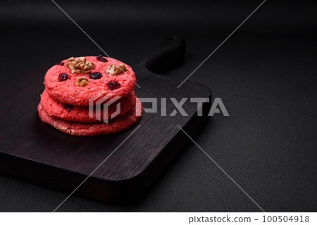Delicious fresh crunchy pink oatmeal cookies with raspberry flavor 100504918