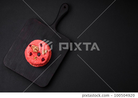 Delicious fresh crunchy pink oatmeal cookies with raspberry flavor 100504920