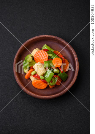 Delicious healthy vegetables steamed carrots, broccoli, asparagus beans Delicious healthy vegetables steamed carrots, broccoli, asparagus beans 100504982