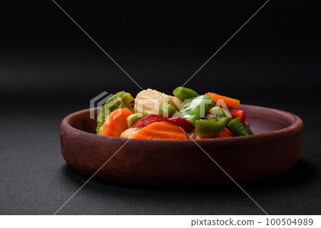 Delicious healthy vegetables steamed carrots, broccoli, asparagus beans 100504989
