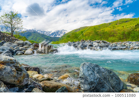 [Early summer material] Scenery seen from Hakuba Bridge in early summer [Nagano Prefecture] 100511080