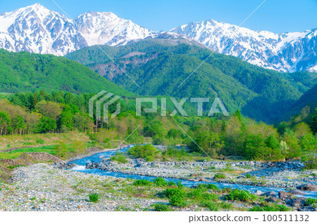 [Early summer material] Scenery seen from Hakuba Bridge in early summer [Nagano Prefecture] 100511132