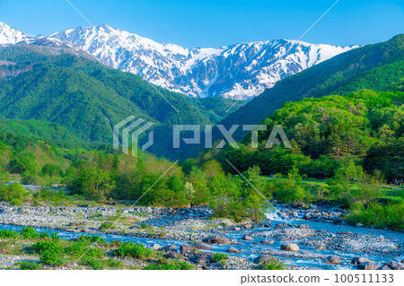 [Early summer material] Scenery seen from Hakuba Bridge in early summer [Nagano Prefecture] 100511133