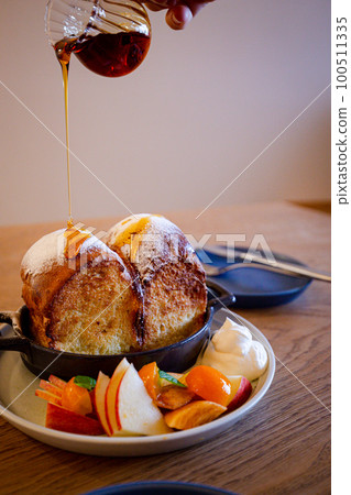 Lunch at a cafe date on a holiday, French toast with fruit and maple syrup 100511335