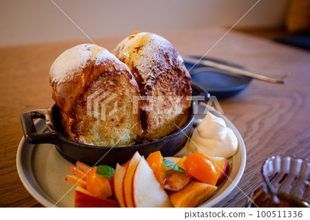 Lunch at a cafe date on a holiday, French toast with fruit and maple syrup 100511336