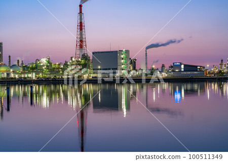 [Sunrise material] Yokkaichi factory sunrise [Mie Prefecture] 100511349