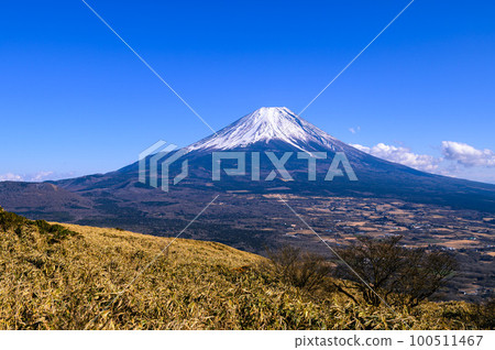 (Yamanashi Prefecture) Observation of Mt. Ryugatake / Superb view of blue sky and Mt. Fuji 100511467
