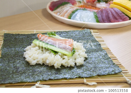 Sushi wrapping 100513558
