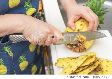 [Cut the bottom of the pineapple] 100514179