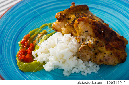 Fried chicken thighs with rice 100514941