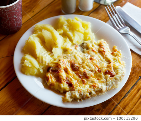 Chicken fillet with mushrooms and mashed potatoes. Russian or Belarusian cuisine 100515290