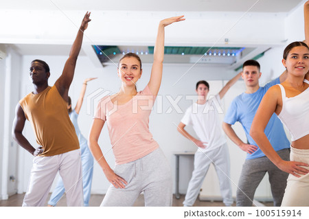 Women and man learning swing steps at modern dance class 100515914