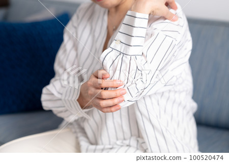 Elbow pain Senior woman hand Elbow pain Senior woman hand 100520474