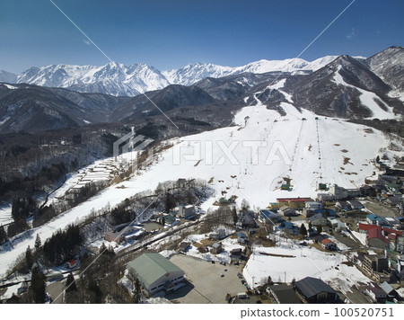 Magnificent early spring at Tsugaike Kogen Ski Resort and the Shirouma mountain range, Otari Village, Nagano Prefecture (aerial photography by drone) Magnificent early spring at Tsugaike Kogen Ski Resort and the Shirouma mountain range, Otari Village, Nagano Prefecture (aerial photography by drone) 100520751