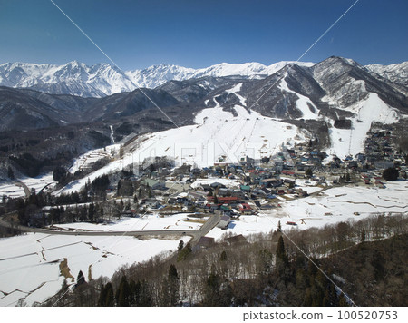 Magnificent early spring at Tsugaike Kogen Ski Resort and the Shirouma mountain range, Otari Village, Nagano Prefecture (aerial photography by drone) Magnificent early spring at Tsugaike Kogen Ski Resort and the Shirouma mountain range, Otari Village, Nagano Prefecture (aerial photography by drone) 100520753
