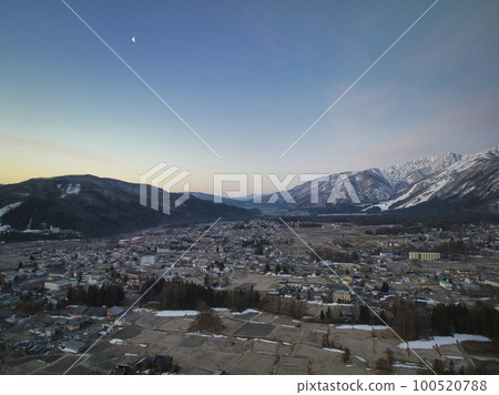 長野縣白馬村白馬美麗的初春黎明（無人機航拍） 100520788