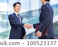 Businessman handshake Business new employee Photography cooperation "LINK FOREST" 100523137