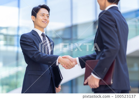 商人握手商務新員工攝影合作“LINK FOREST” 100523137