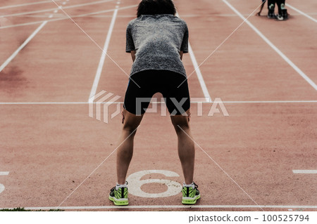 站在起跑線上的田徑運動員 100525794
