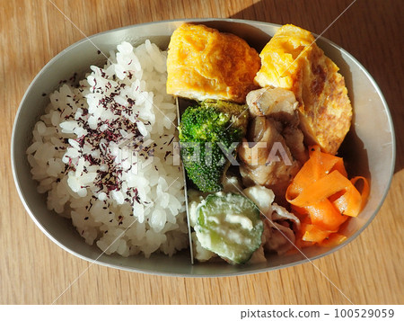 便當配土豆沙拉和煎蛋 100529059