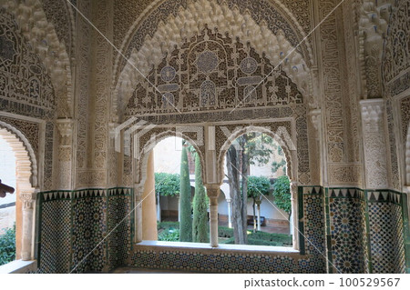 Balcony and courtyard of Lindarach in the Alhambra 100529567
