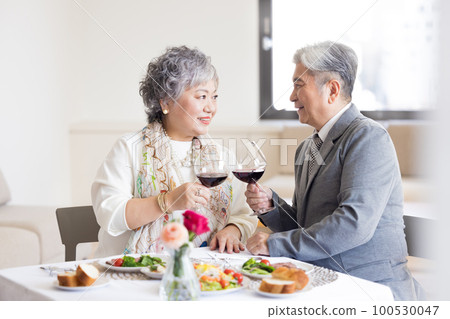 慶祝週年的資深夫婦 慶祝週年的資深夫婦 100530047