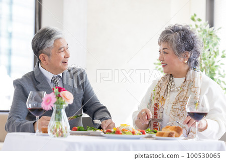 慶祝週年的資深夫婦 慶祝週年的資深夫婦 100530065