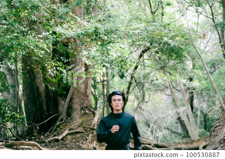 在越野跑期間的男性賽跑者 在越野跑期間的男性賽跑者 100530887