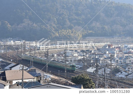四線複線 東海道本線 穿過山科大學曲線 新舊列車分開 100531280