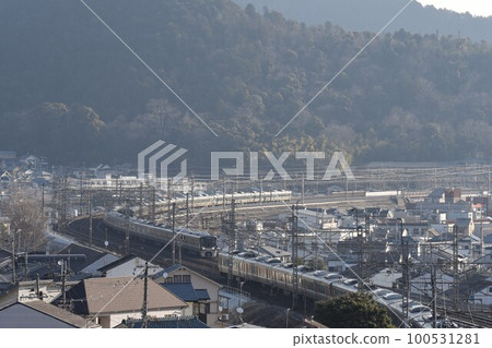 四線東海道本線早高峰列車通過山科大學彎道 100531281