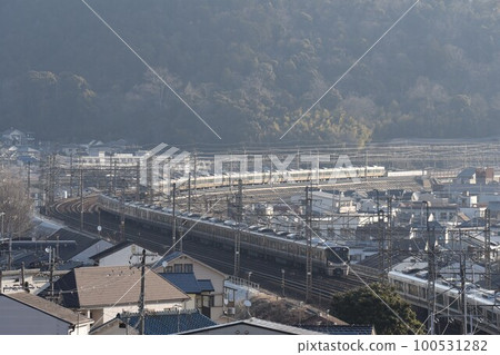 Four-double line Tokaido Main Line morning rush hour trains passing through the Yamashina University curve 100531282